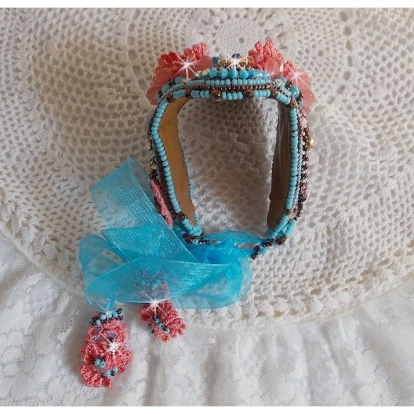 Armb&aring;nd Na&iuml;ade Haute-Couture mansjett brodert med turkise cabochoner, en veldig gammel rosa blonder, edelstenperler: Coral Light og fr&oslash;perler 