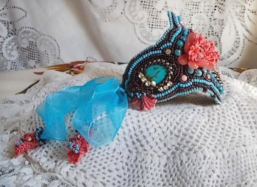 Armbånd Naïade Haute-Couture mansjett brodert med turkise cabochoner, en veldig gammel rosa blonder, edelstenperler: Coral Light og frøperler 