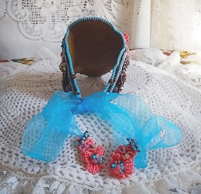Armbånd Naïade Haute-Couture mansjett brodert med turkise cabochoner, en veldig gammel rosa blonder, edelstenperler: Coral Light og frøperler 