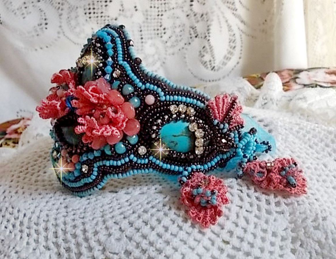 Armbånd Naïade Haute-Couture mansjett brodert med turkise cabochoner, en veldig gammel rosa blonder, edelstenperler: Coral Light og frøperler 