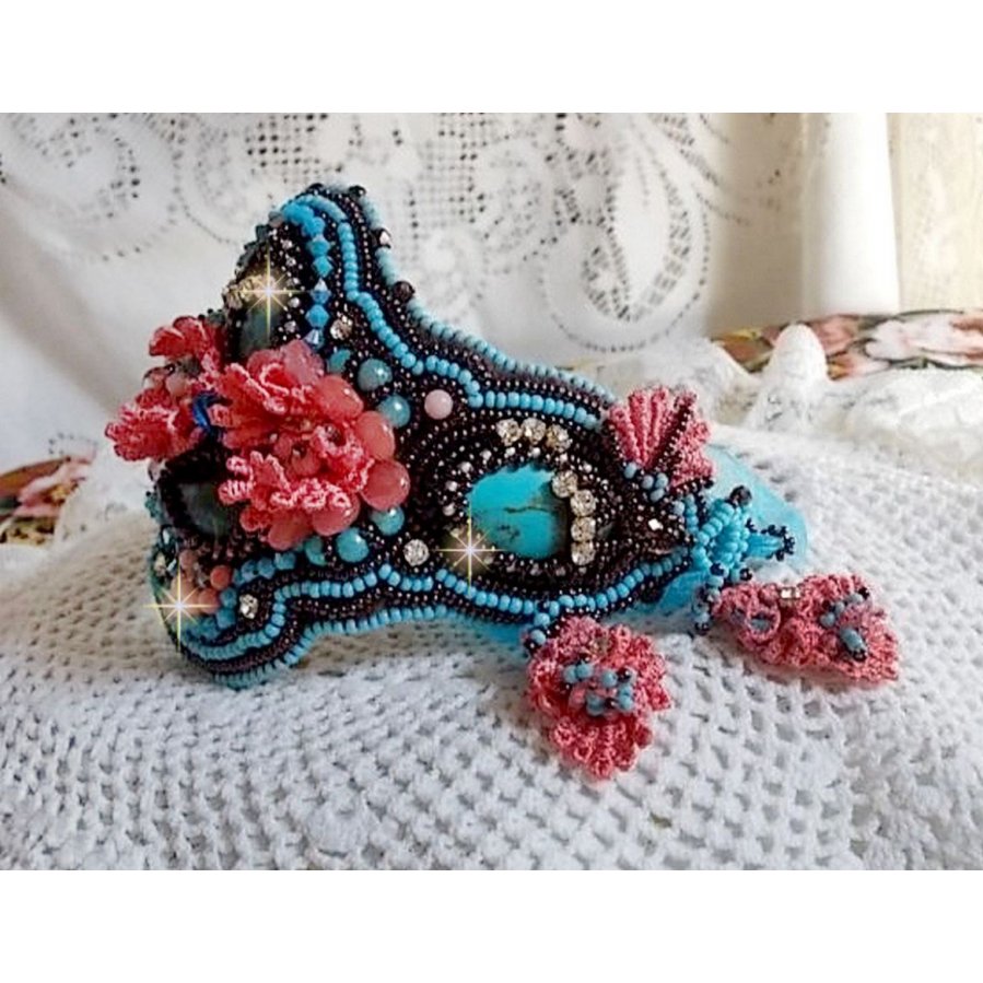 Armbånd Naïade Haute-Couture mansjett brodert med turkise cabochoner, en veldig gammel rosa blonder, edelstenperler: Coral Light og frøperler 