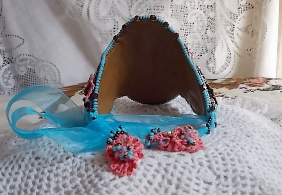 Armbånd Naïade Haute-Couture mansjett brodert med turkise cabochoner, en veldig gammel rosa blonder, edelstenperler: Coral Light og frøperler 