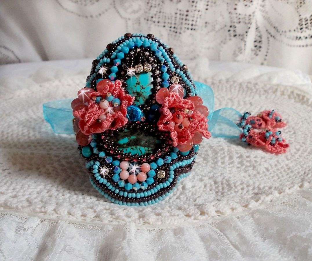 Armbånd Naïade Haute-Couture mansjett brodert med turkise cabochoner, en veldig gammel rosa blonder, edelstenperler: Coral Light og frøperler 