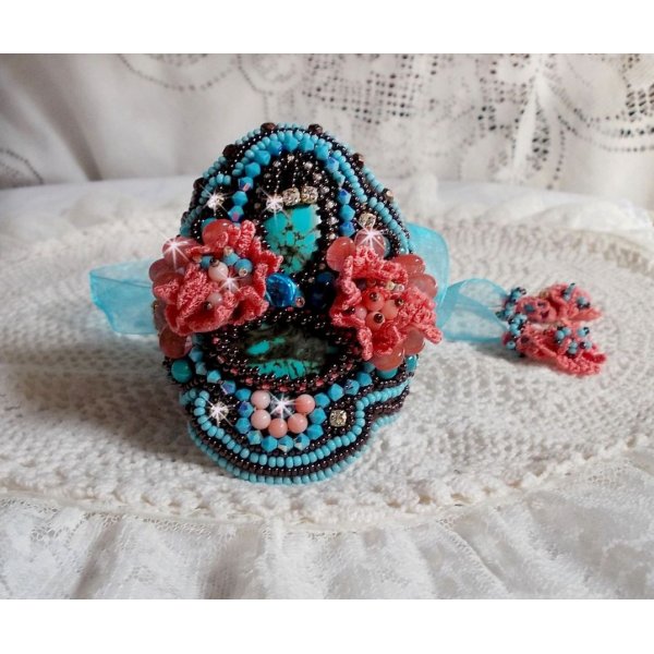 Armb&aring;nd Na&iuml;ade Haute-Couture mansjett brodert med turkise cabochoner, en veldig gammel rosa blonder, edelstenperler: Coral Light og fr&oslash;perler 