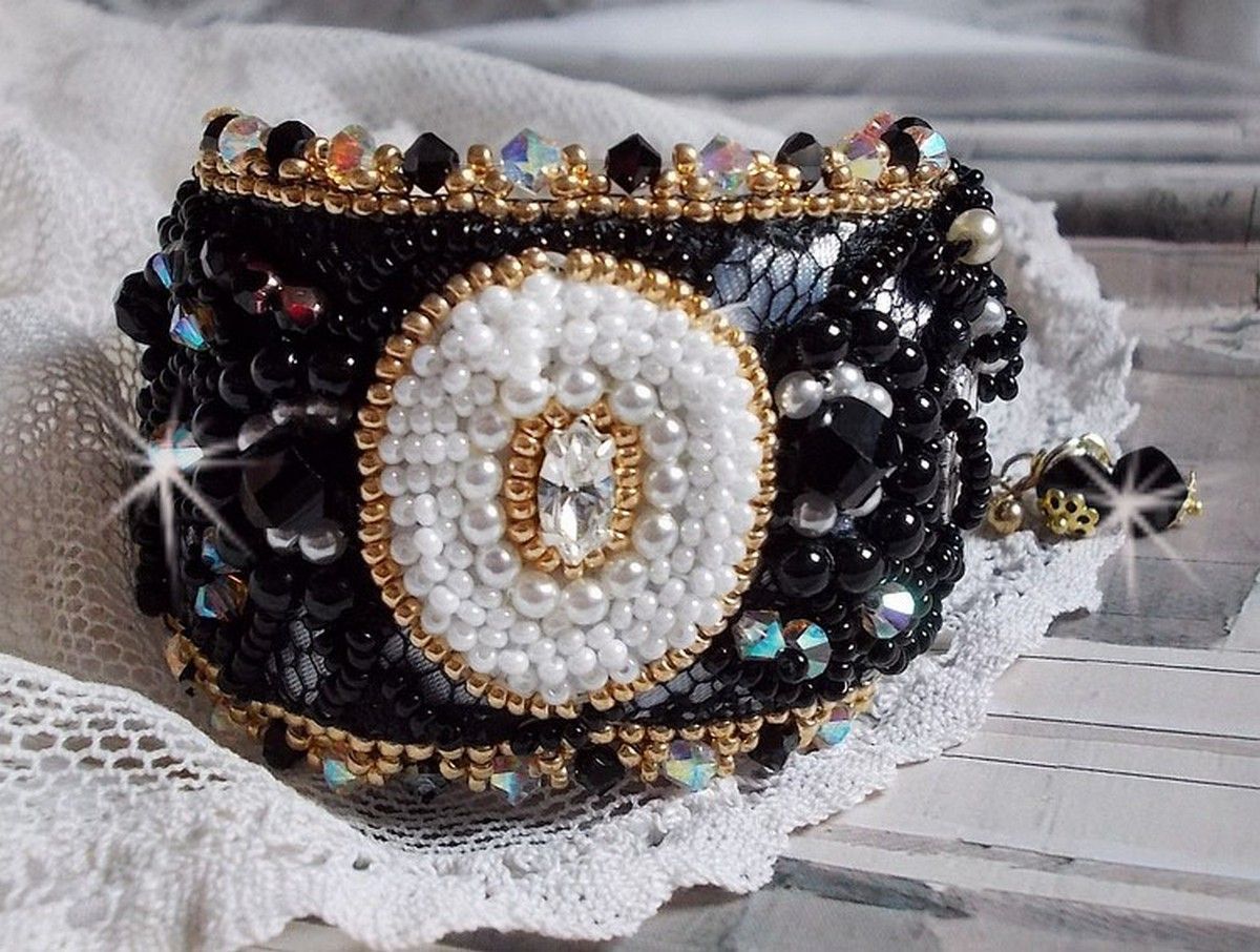 Sacred Black Bracelet brodert på en antikk svart blonder 