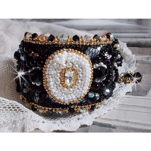 Sacred Black Bracelet brodert p&aring; en antikk svart blonder 