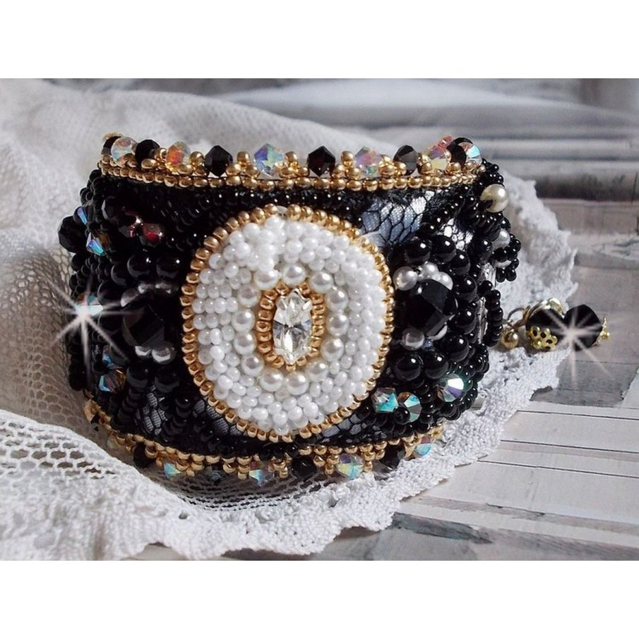 Sacred Black Bracelet brodert på en antikk svart blonder 