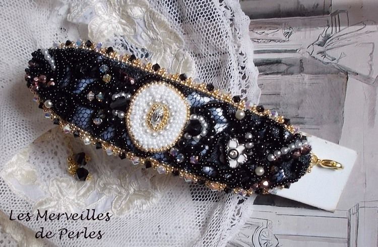 Sacred Black Bracelet brodert på en antikk svart blonder 