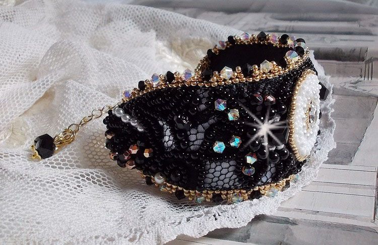 Sacred Black Bracelet brodert på en antikk svart blonder 