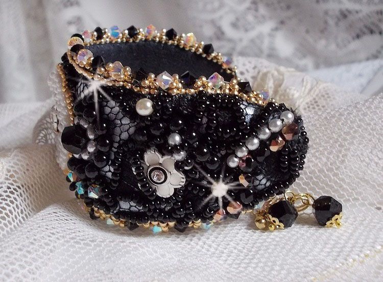 Sacred Black Bracelet brodert på en antikk svart blonder 