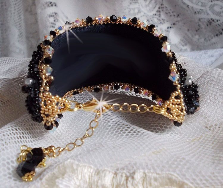 Sacred Black Bracelet brodert på en antikk svart blonder 