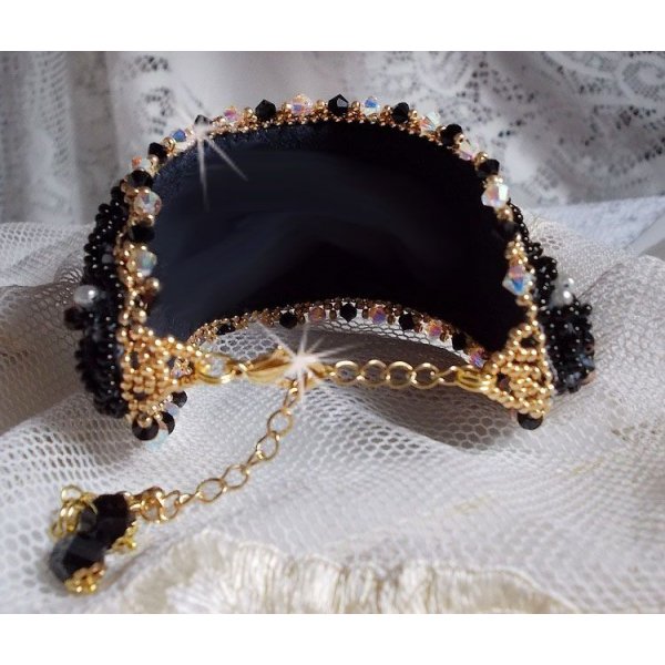 Sacred Black Bracelet brodert på en antikk svart blonder 