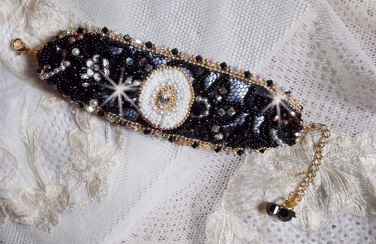Sacred Black Bracelet brodert på en antikk svart blonder 