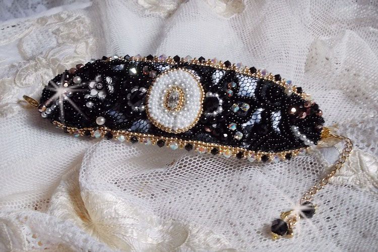 Sacred Black Bracelet brodert på en antikk svart blonder 