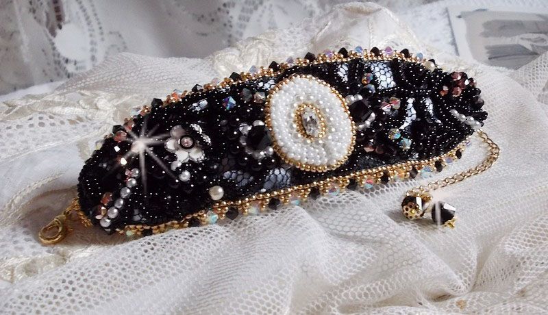 Sacred Black Bracelet brodert på en antikk svart blonder 