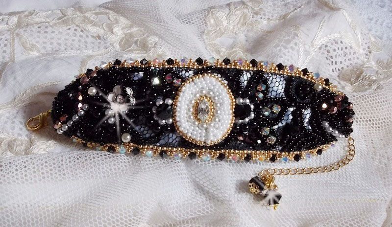 Sacred Black Bracelet brodert på en antikk svart blonder 