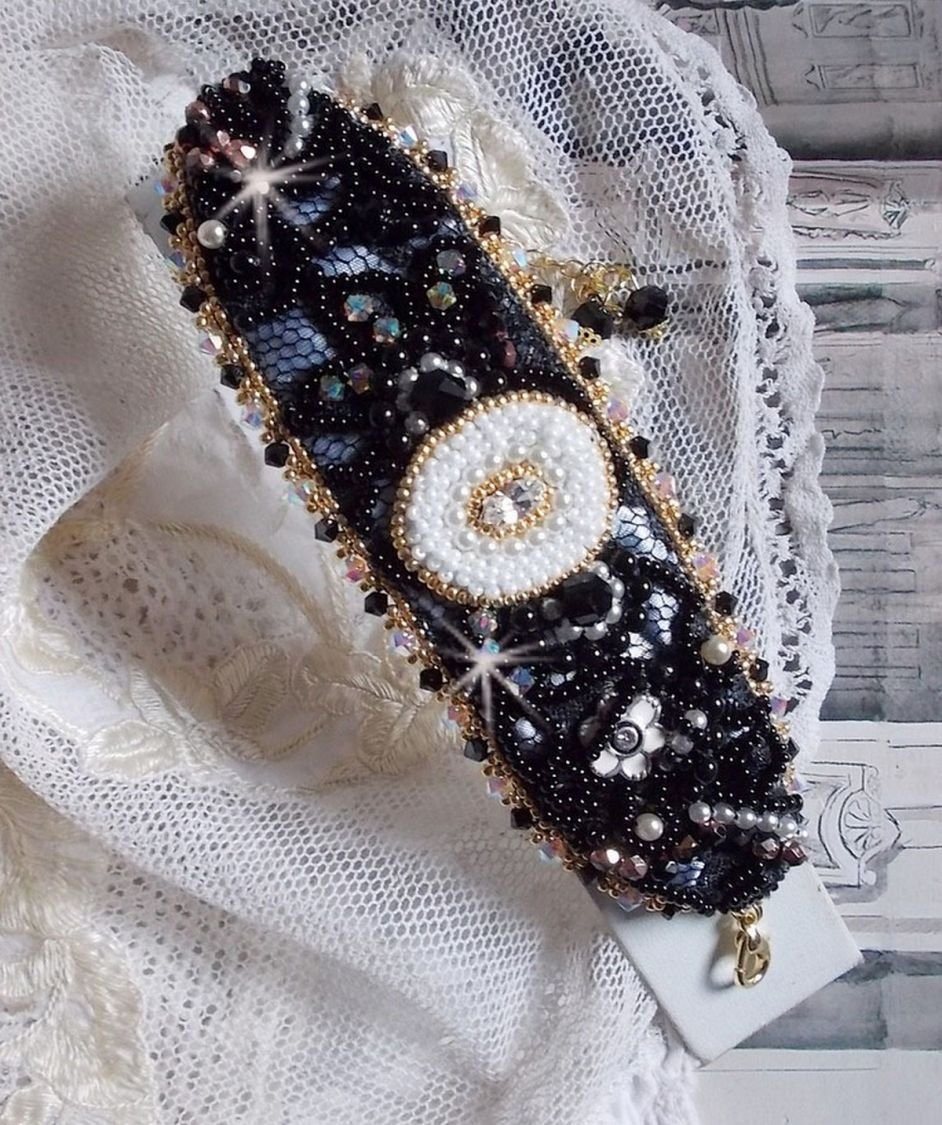 Sacred Black Bracelet brodert på en antikk svart blonder 