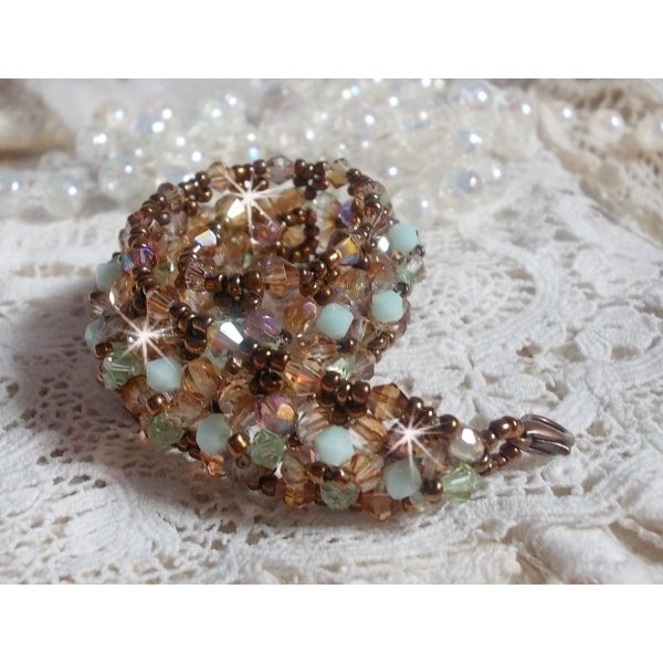 Vannliljearmb&aring;nd, en gr&oslash;nn og gull refleksjon med Swarovski krystall snurretopper og bohemske glassfasetter