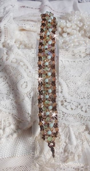 Vannliljearmb&aring;nd, en gr&oslash;nn og gull refleksjon med Swarovski krystall snurretopper og bohemske glassfasetter