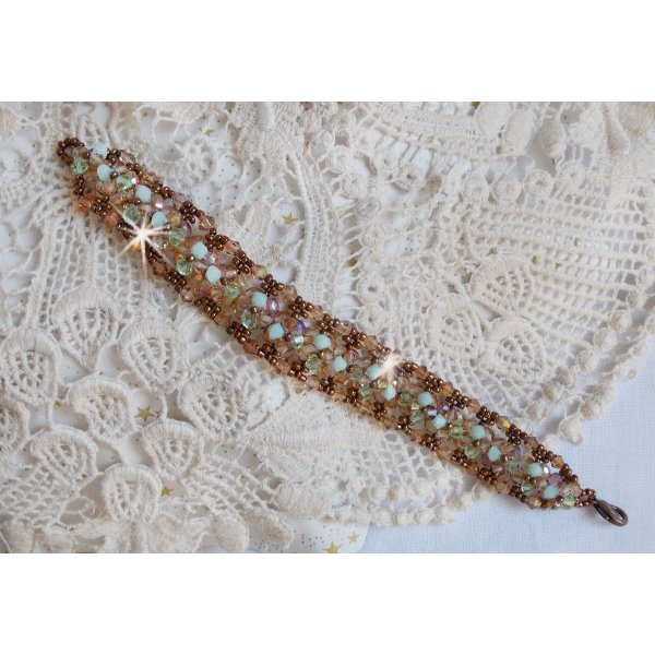 Vannliljearmb&aring;nd, en gr&oslash;nn og gull refleksjon med Swarovski krystall snurretopper og bohemske glassfasetter