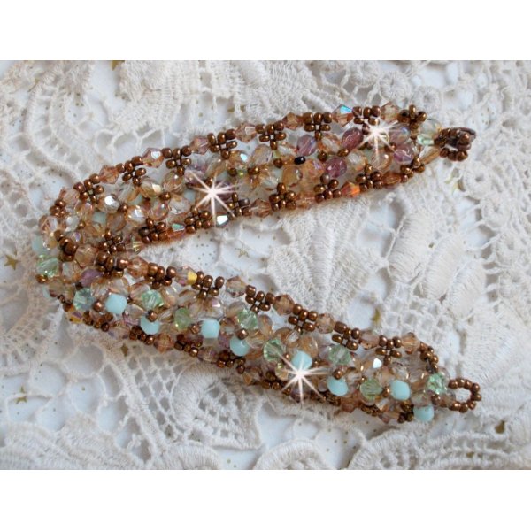 Vannliljearmb&aring;nd, en gr&oslash;nn og gull refleksjon med Swarovski krystall snurretopper og bohemske glassfasetter