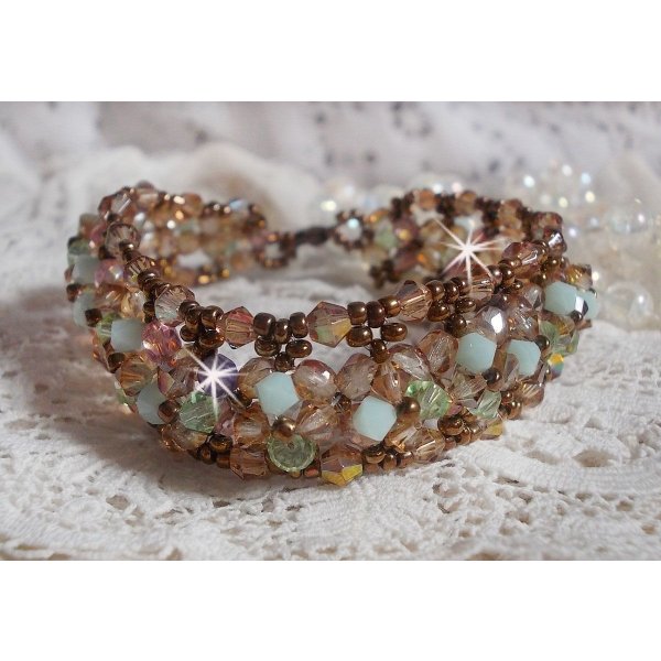 Vannliljearmb&aring;nd, en gr&oslash;nn og gull refleksjon med Swarovski krystall snurretopper og bohemske glassfasetter