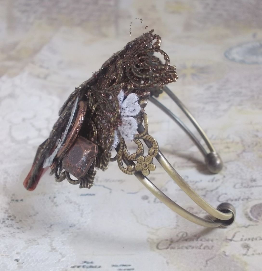 Navigating Shadow armbånd laget med Cognac-farget skinn, stoffblomst, bronse, kobber, svart tilbehør med charms