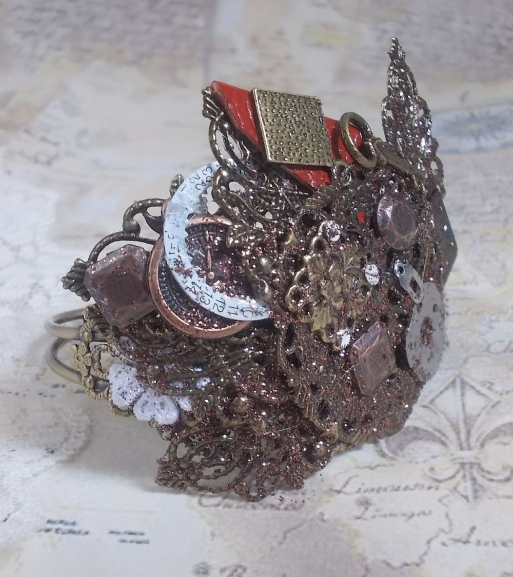 Navigating Shadow armbånd laget med Cognac-farget skinn, stoffblomst, bronse, kobber, svart tilbehør med charms