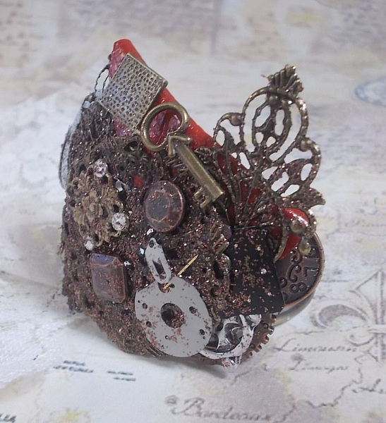 Navigating Shadow armb&aring;nd laget med Cognac-farget skinn, stoffblomst, bronse, kobber, svart tilbeh&oslash;r med charms