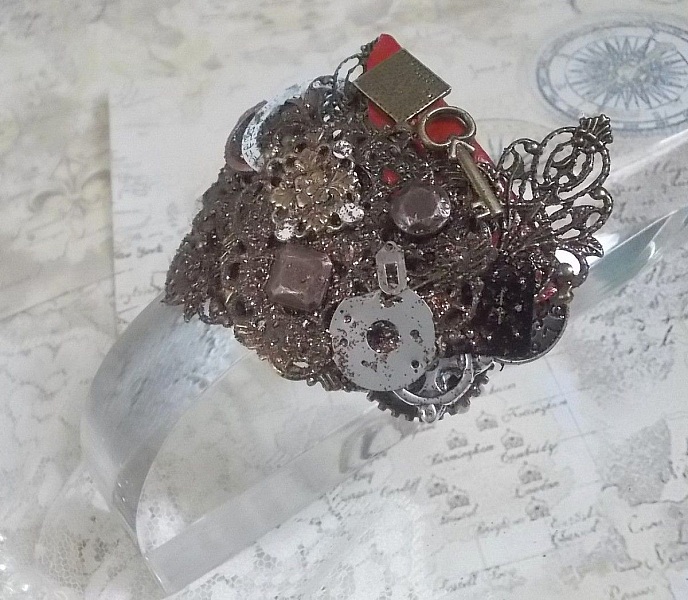 Navigating Shadow armb&aring;nd laget med Cognac-farget skinn, stoffblomst, bronse, kobber, svart tilbeh&oslash;r med charms