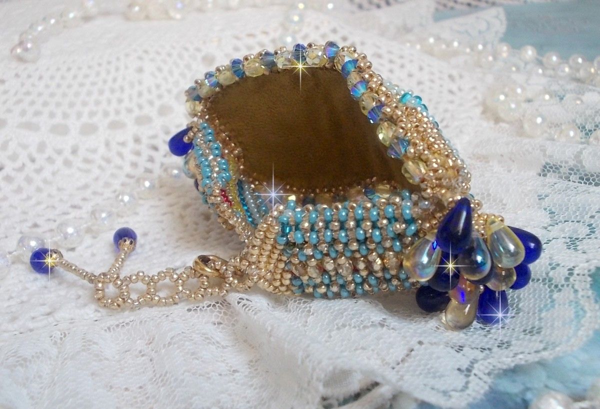 Blue Gold Butterfly armbånd brodert med Swarovski-krystaller; glatte dråper, fasetter, frøperler og en 14 karat gull fylt lås