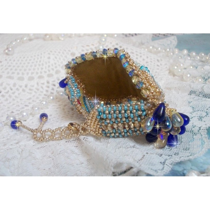 Blue Gold Butterfly armbånd brodert med Swarovski-krystaller; glatte dråper, fasetter, frøperler og en 14 karat gull fylt lås