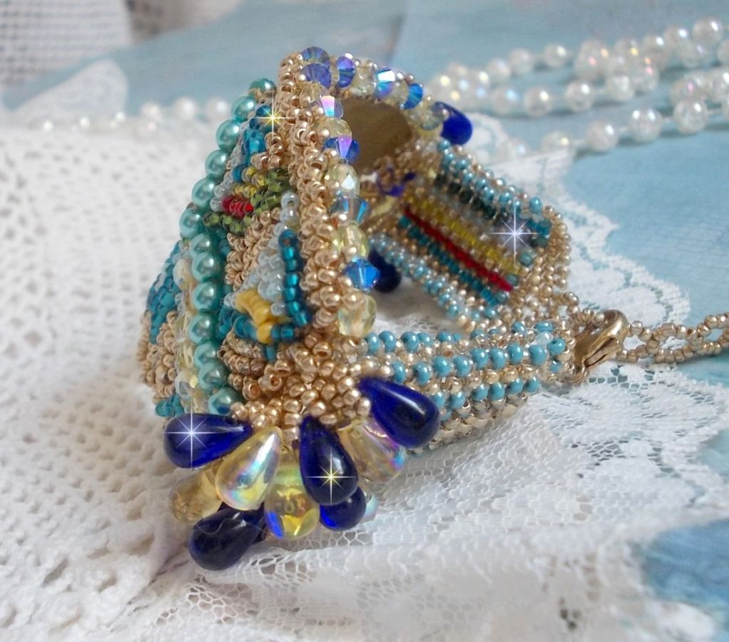 Blue Gold Butterfly armbånd brodert med Swarovski-krystaller; glatte dråper, fasetter, frøperler og en 14 karat gull fylt lås