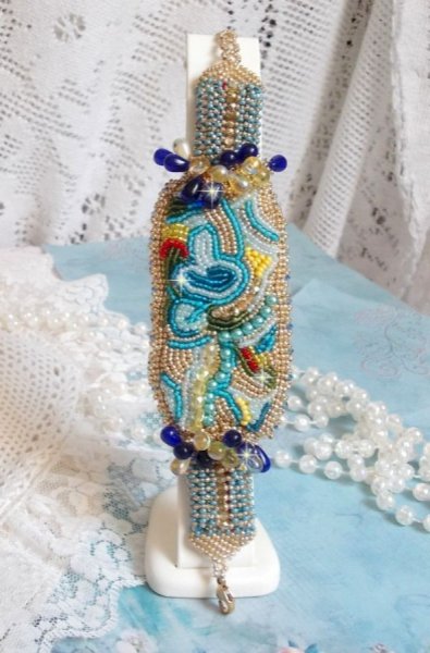 Blue Gold Butterfly armb&aring;nd brodert med Swarovski-krystaller; glatte dr&aring;per, fasetter, fr&oslash;perler og en 14 karat gull fylt l&aring;s