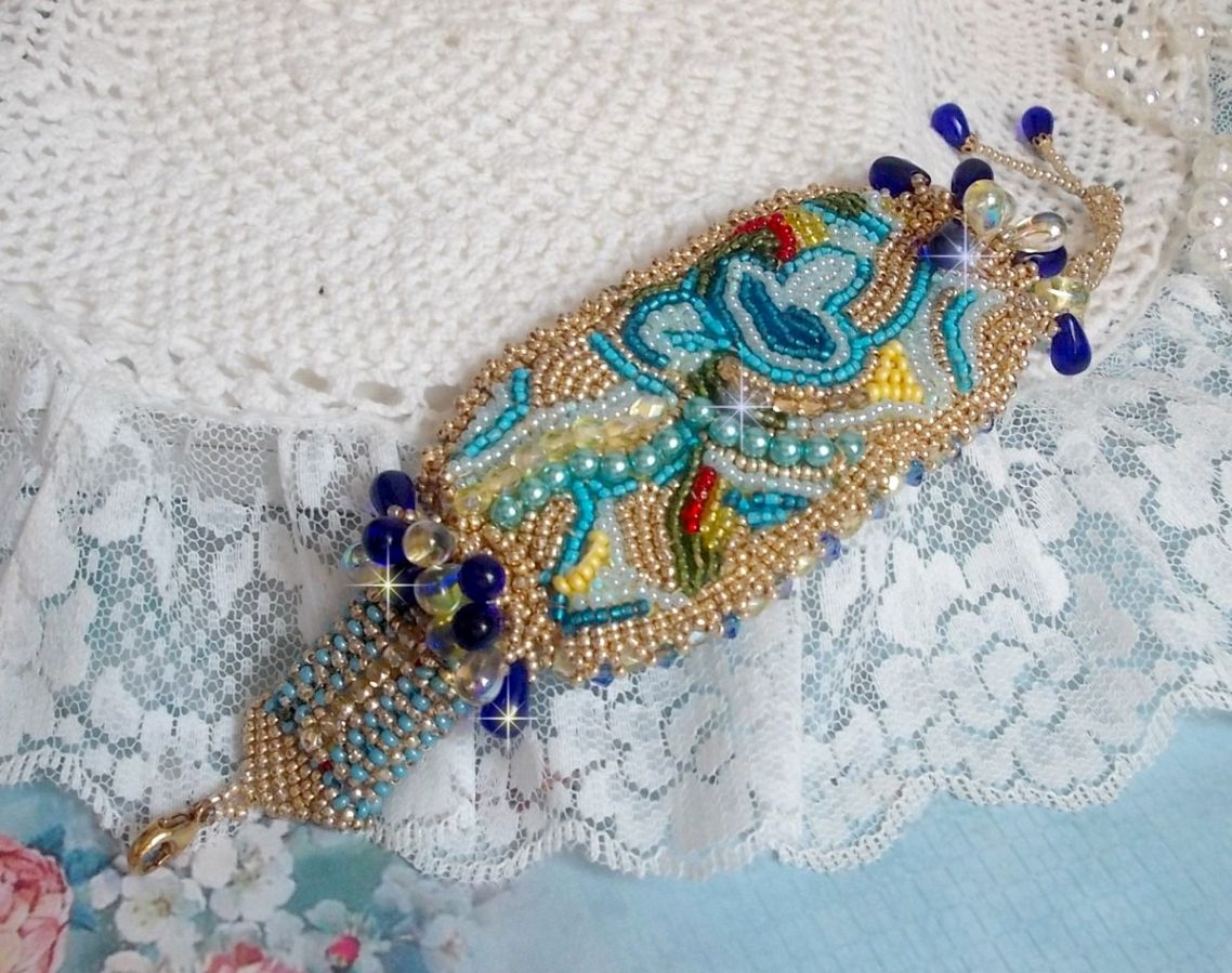 Blue Gold Butterfly armbånd brodert med Swarovski-krystaller; glatte dråper, fasetter, frøperler og en 14 karat gull fylt lås