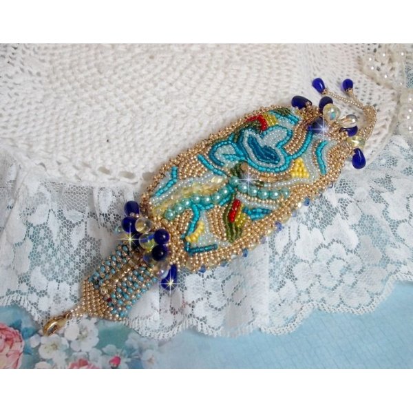 Blue Gold Butterfly armb&aring;nd brodert med Swarovski-krystaller; glatte dr&aring;per, fasetter, fr&oslash;perler og en 14 karat gull fylt l&aring;s