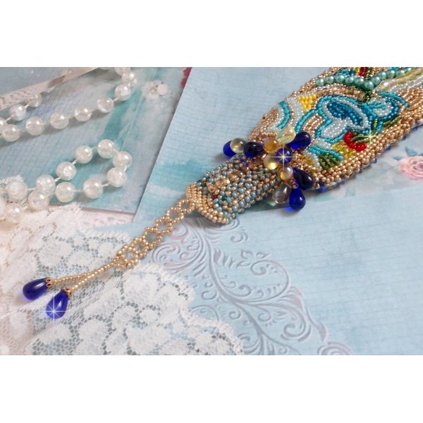 Blue Gold Butterfly armb&aring;nd brodert med Swarovski-krystaller; glatte dr&aring;per, fasetter, fr&oslash;perler og en 14 karat gull fylt l&aring;s