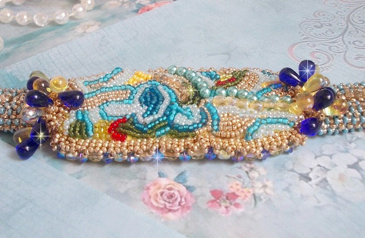 Blue Gold Butterfly armbånd brodert med Swarovski-krystaller; glatte dråper, fasetter, frøperler og en 14 karat gull fylt lås