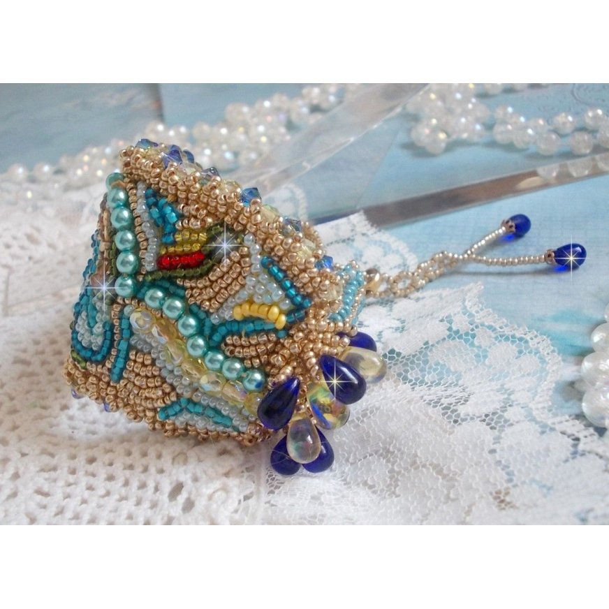 Blue Gold Butterfly armbånd brodert med Swarovski-krystaller; glatte dråper, fasetter, frøperler og en 14 karat gull fylt lås