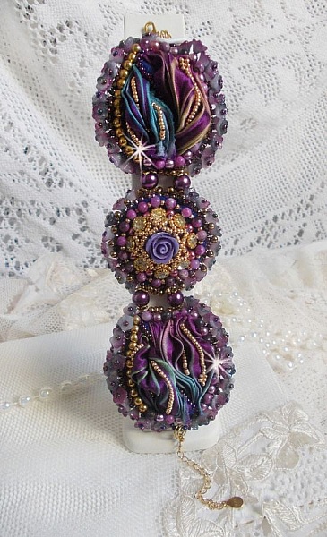 Bracelet La Passionn&eacute;e de Venise brod&eacute; avec un ruban de soie Purple, des pierres semi-pr&eacute;cieuse : Les sugililtes et des rocailles