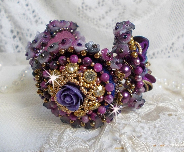 Bracelet La Passionn&eacute;e de Venise brod&eacute; avec un ruban de soie Purple, des pierres semi-pr&eacute;cieuse : Les sugililtes et des rocailles