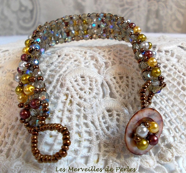 Bracelet Boutons nacr&eacute;es avec des perles nacr&eacute;es en verre et des facettes