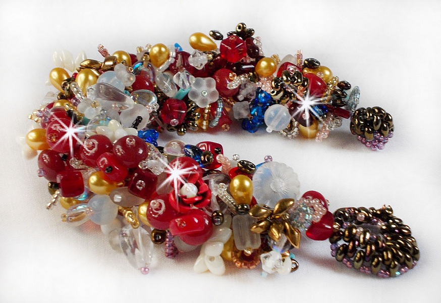 Bracelet Printemps color&eacute; avec des perles nacr&eacute;es, des cristaux de Swarovski et diverses perles