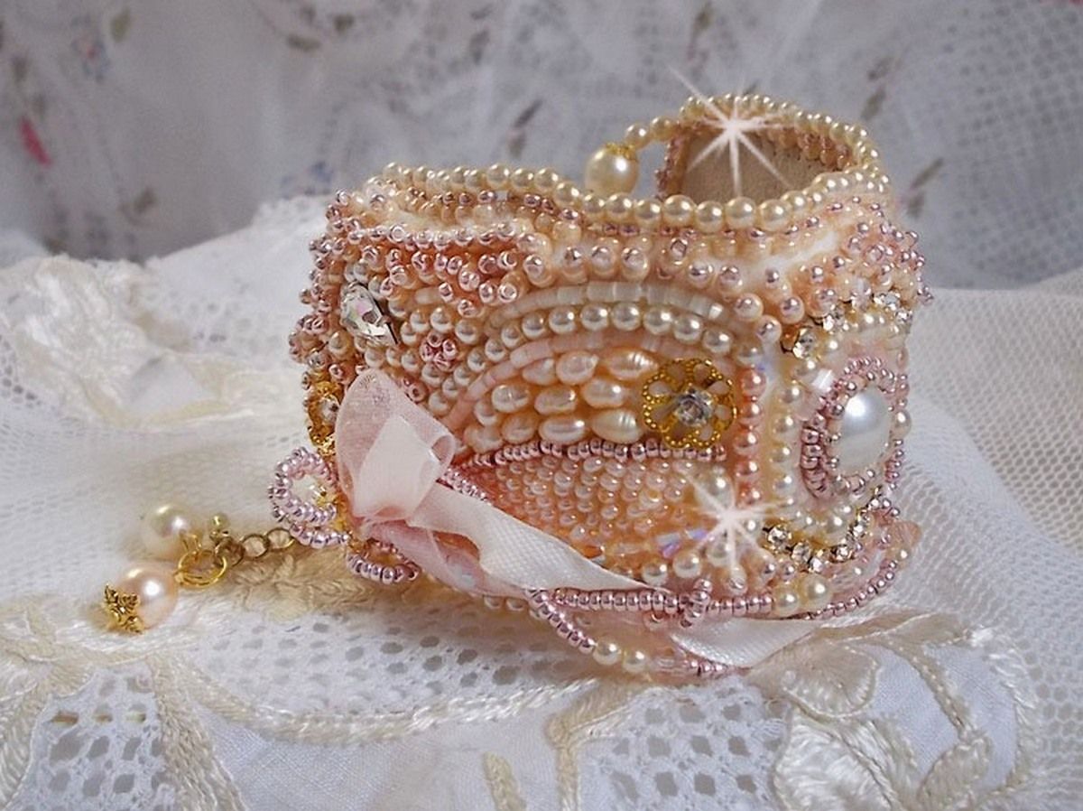 Ris pulver mansjett armbånd brodert med ferskvannskulturperler, perler, frøperler og Swarovski-krystaller