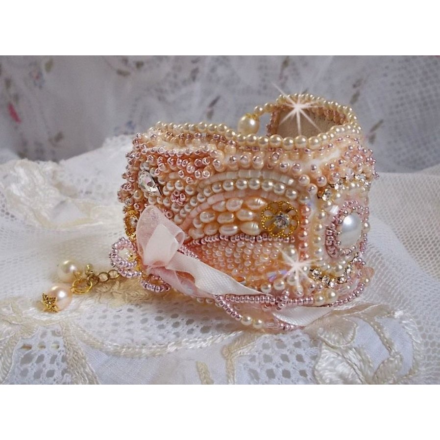 Ris pulver mansjett armbånd brodert med ferskvannskulturperler, perler, frøperler og Swarovski-krystaller