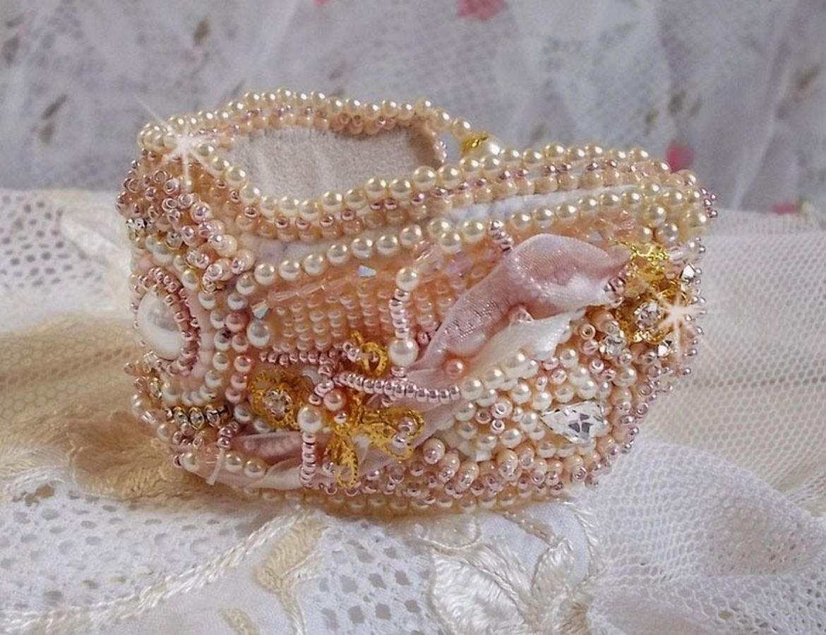 Ris pulver mansjett armbånd brodert med ferskvannskulturperler, perler, frøperler og Swarovski-krystaller