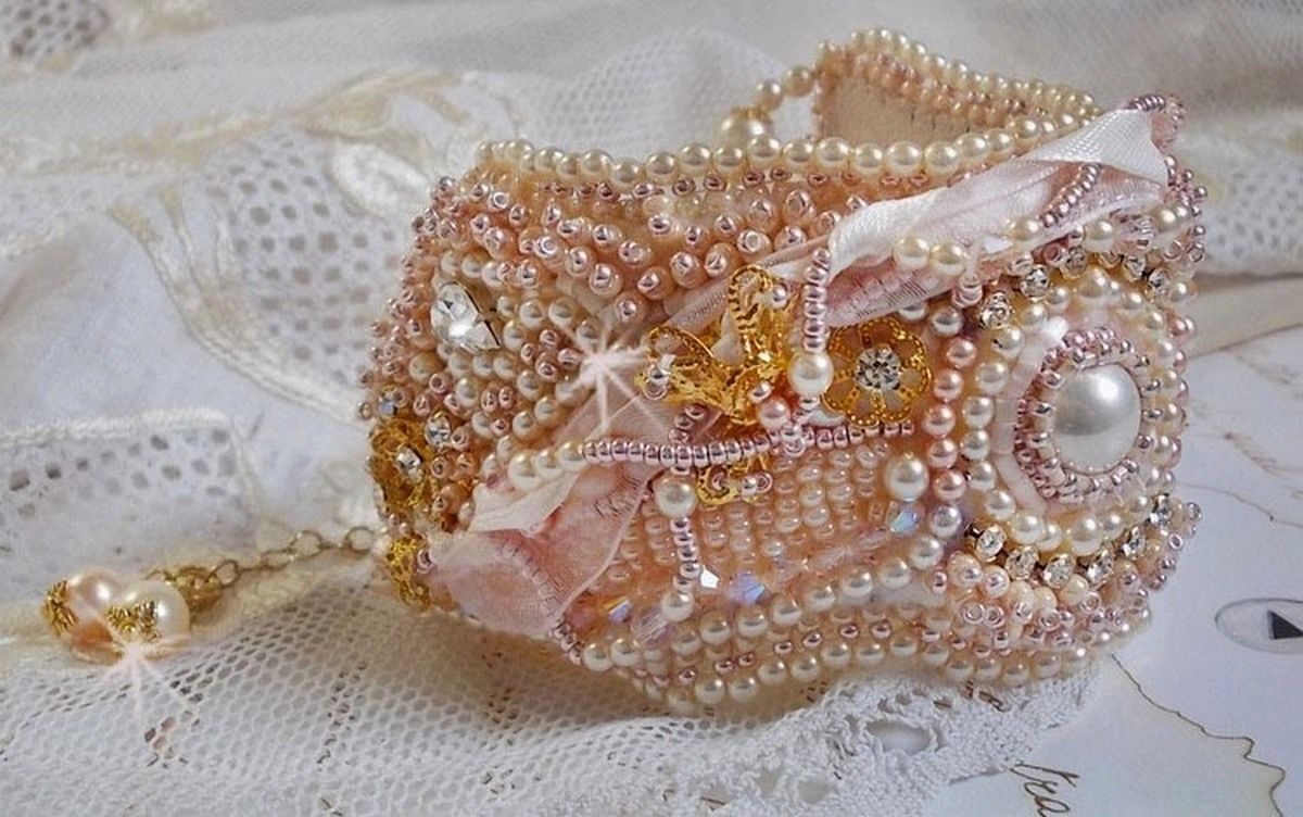 Ris pulver mansjett armbånd brodert med ferskvannskulturperler, perler, frøperler og Swarovski-krystaller
