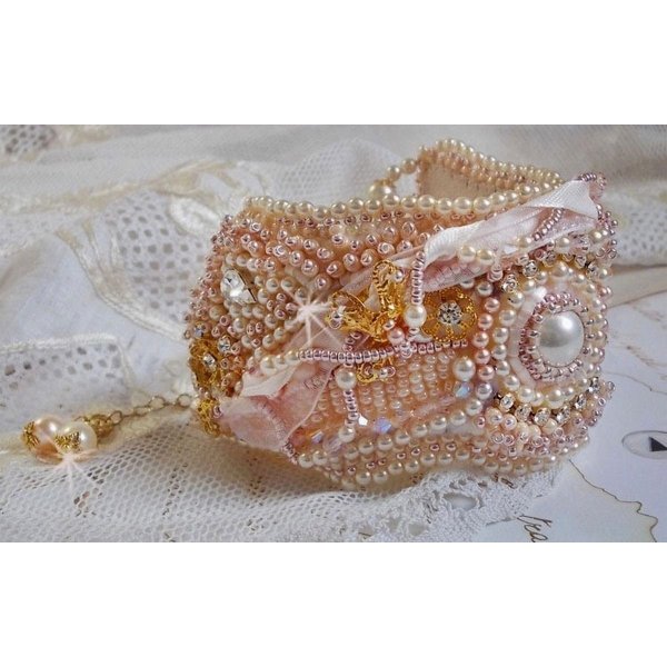 Ris pulver mansjett armbånd brodert med ferskvannskulturperler, perler, frøperler og Swarovski-krystaller