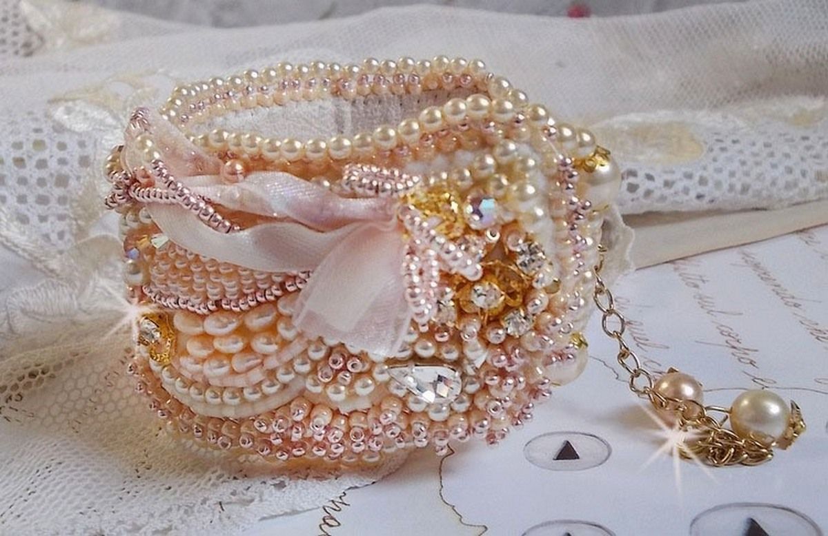 Ris pulver mansjett armbånd brodert med ferskvannskulturperler, perler, frøperler og Swarovski-krystaller