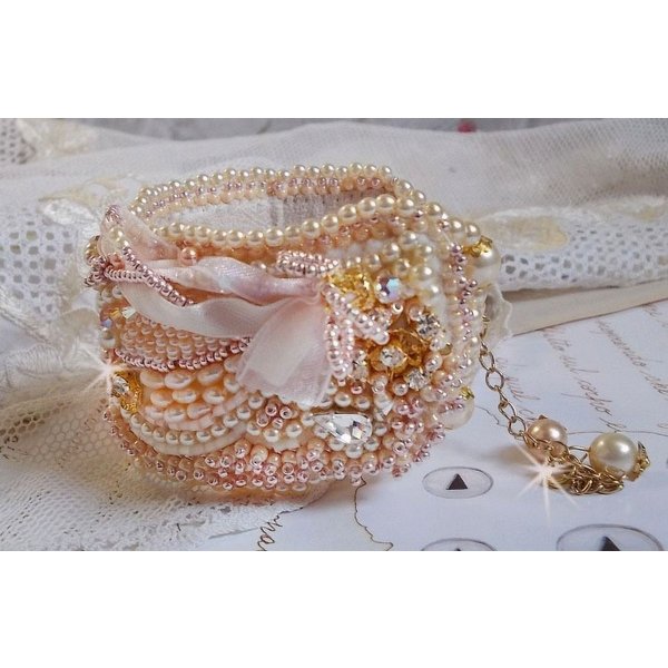 Ris pulver mansjett armbånd brodert med ferskvannskulturperler, perler, frøperler og Swarovski-krystaller